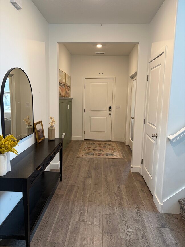 Building Photo - 1583 E Star Spgs Dr