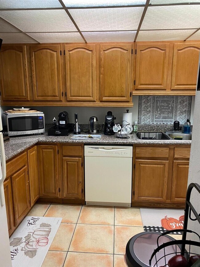 Foto del edificio - 10000 NW 80th Ct