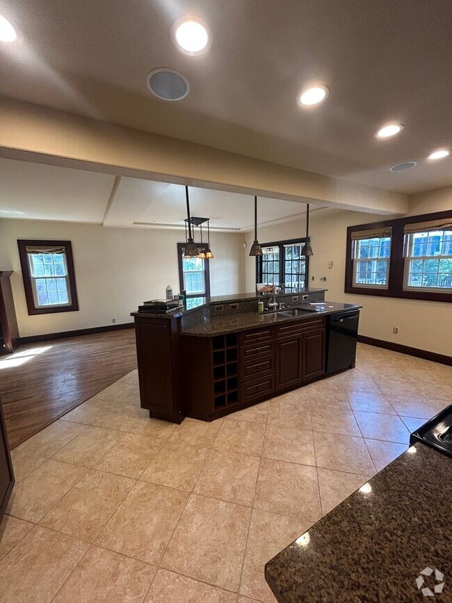 Building Photo - 916 Poly Dr