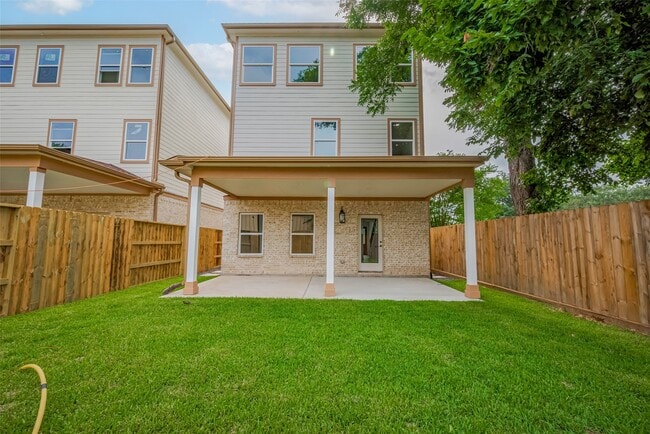 Building Photo - 2206 Hoskins Dr