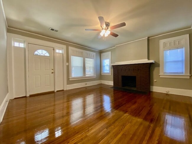 Building Photo - Villa Heights-Belmont Area 2 or 3 bed, 2 b...