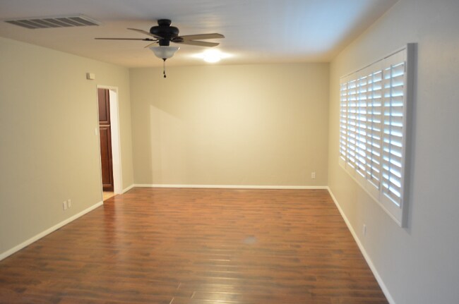 Foto del edificio - 8221 E Windsor Ave
