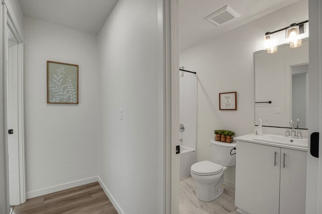 Building Photo - 2710 SE Lyon St