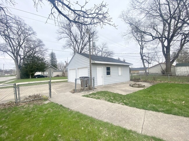 Building Photo - 441 2nd St