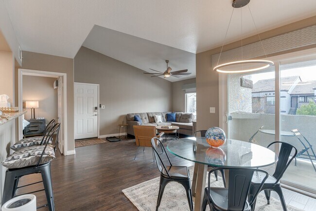 Foto del edificio - Bright & Airy 2-Bedroom Condo with Dual Su...