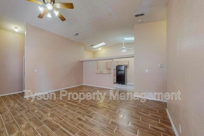 Foto del edificio - 7909 Cockatoo Ln NE
