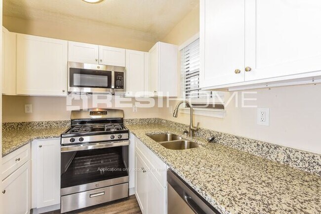 Building Photo - 623 Crestmont Ct