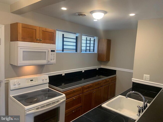 Foto del edificio - 2504 W Franklin St