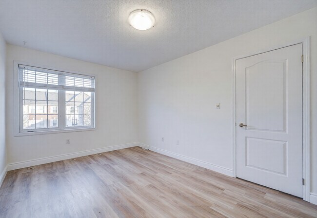 Building Photo - OAKVILLE – MODERN 2 BEDROOM – 2 BATHROOM – TOWNHOUSE – $2,600 – ONLY