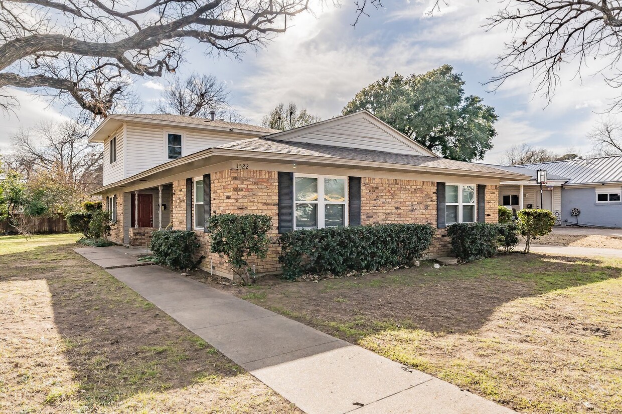 Primary Photo - Charming Half Duplex in Arlington