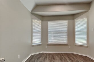 Building Photo - 1731 Red Oak Terrace