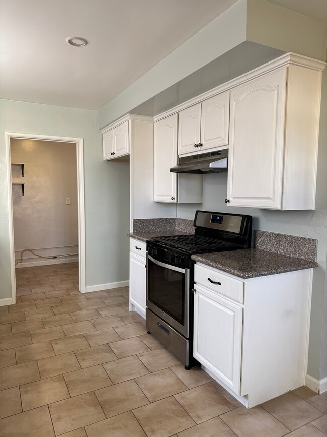 Kitchen - 307 S Basque Ave