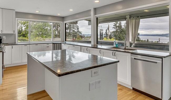 Building Photo - Rare Find: Flexible Living and Stunning Vi...