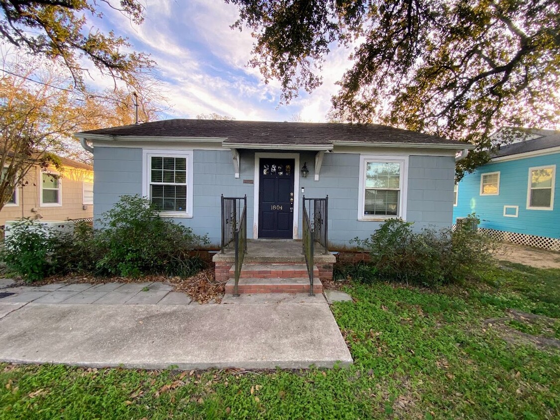 Primary Photo - Cute 3-Bedroom Home with Sunroom and Fence...