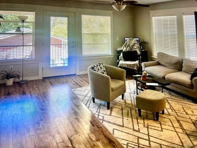 Building Photo - 218 N Shasta Ave