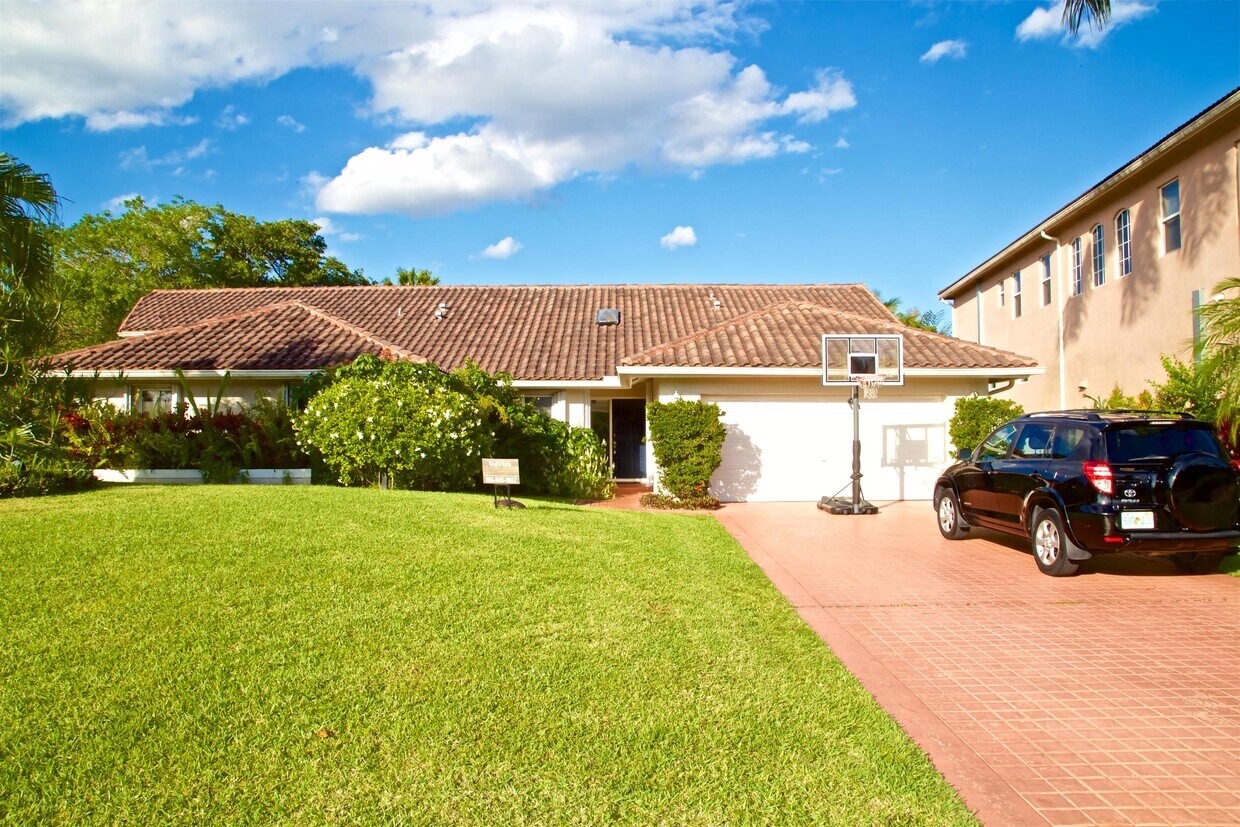 Foto principal - 7839 Cummings Ln
