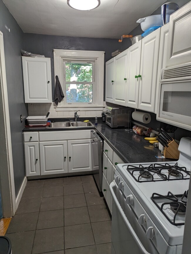 Kitchen - 5535 Centre Ave