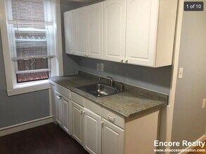 Building Photo - 352 Riverway