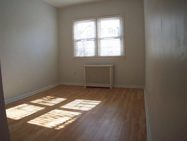 Building Photo - 42 Bowers St