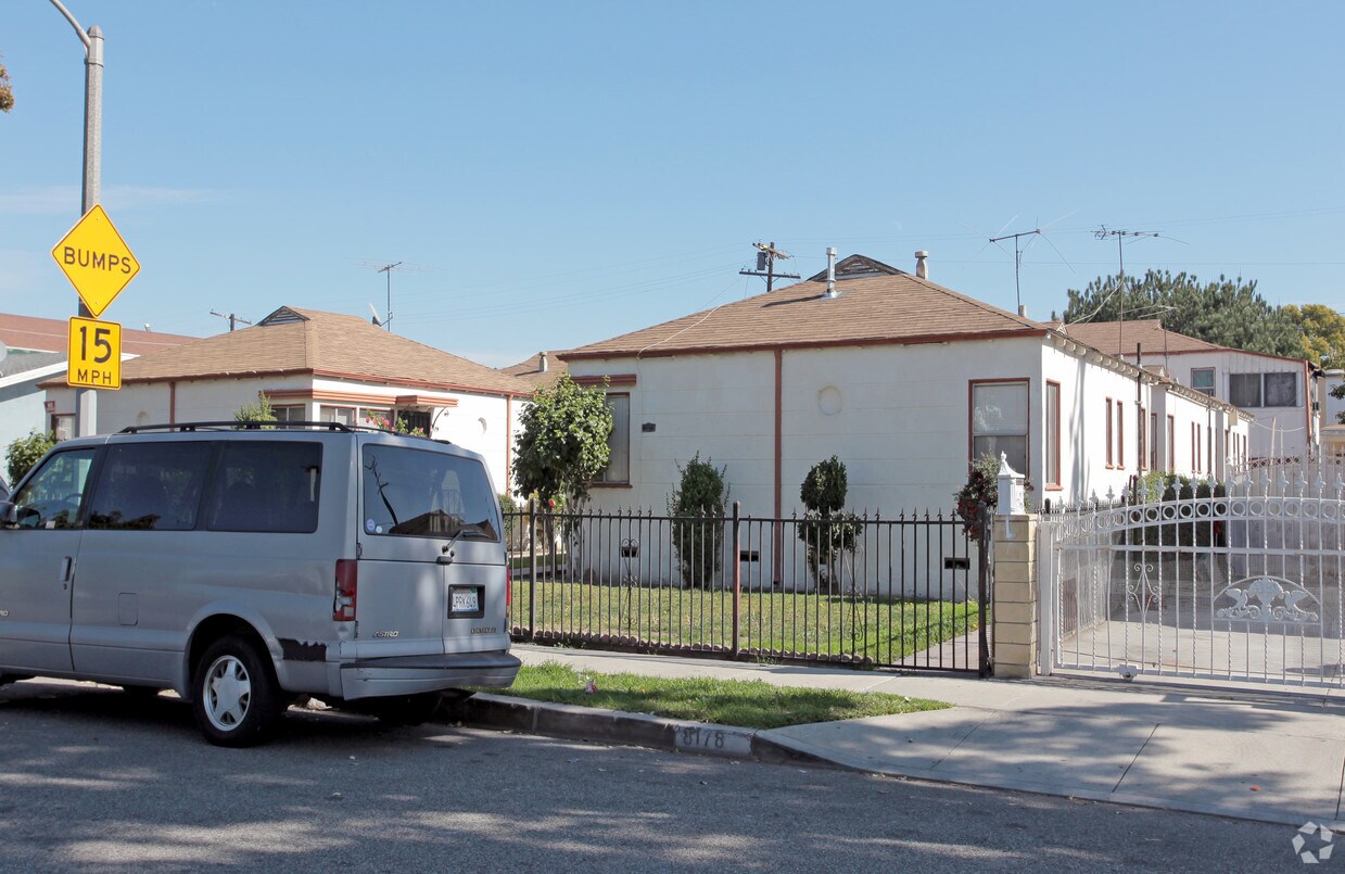 Foto del edificio - 8172 Beechwood Ave