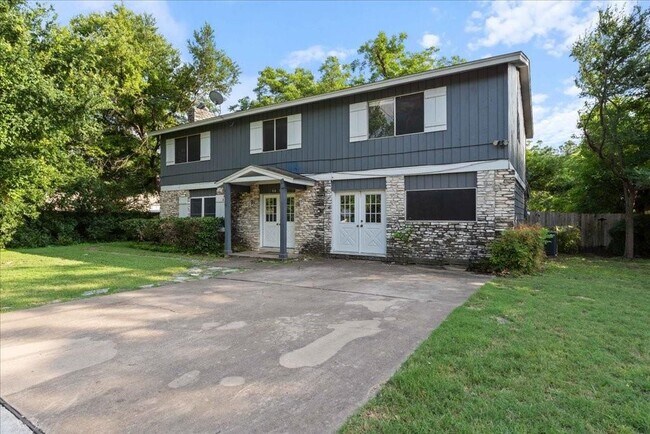 Building Photo - 3403 Loyola Ln