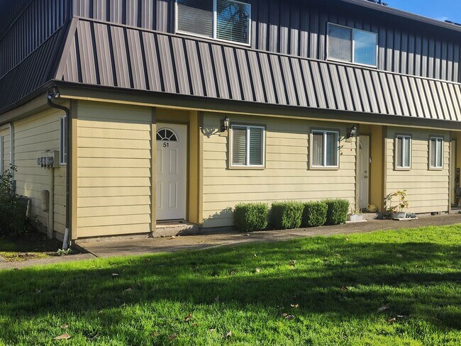 Foto del edificio - $1,000.00 OFF 1ST FULL MONTH'S RENT Pet-friendly Townhouse Near Parks and Downtown Newberg - Show...