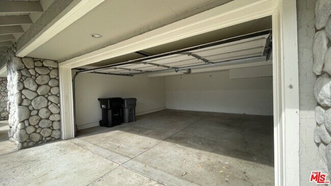 Building Photo - 923 Lotus Cir