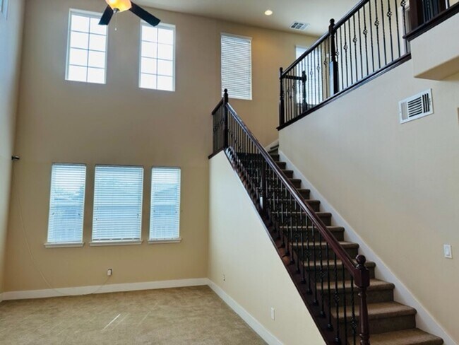 Building Photo - MOVE IN BONUS $300 off, $3,200 Nees & Loca...