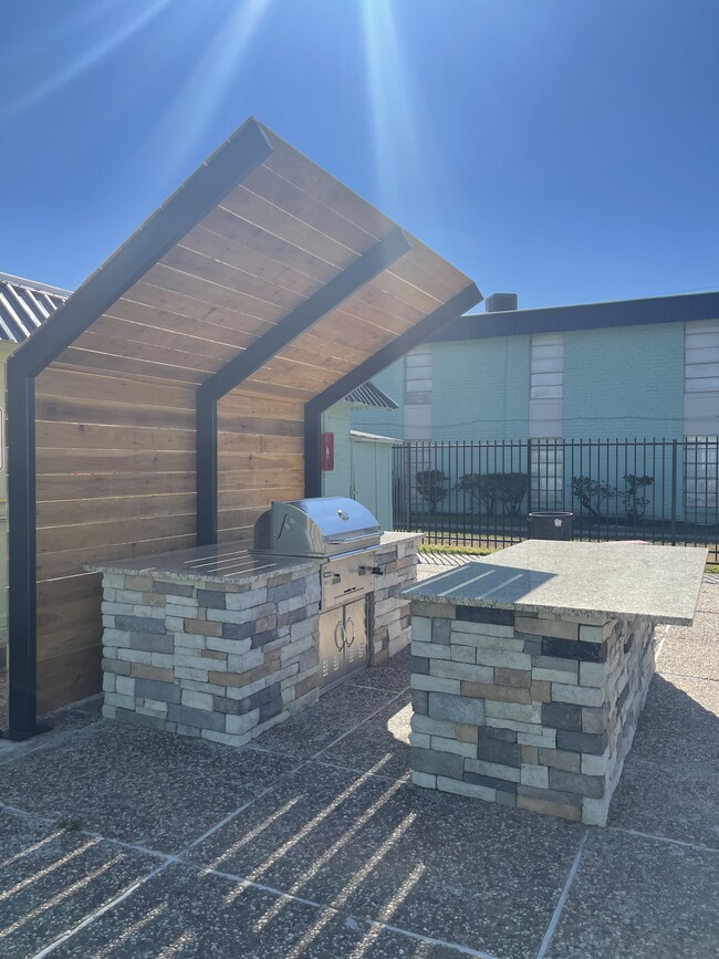 Outdoor Kitchen - Linda Vista Apartments