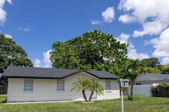 Building Photo - 355 SW 17th Ave