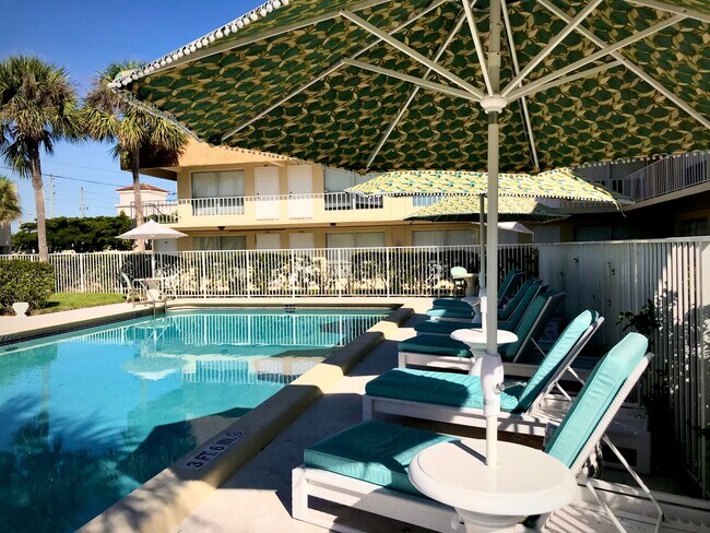 Foto del edificio - Whispering Palms Apartment Homes