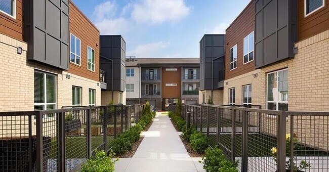 Foto del edificio - 6150 Alma Rd