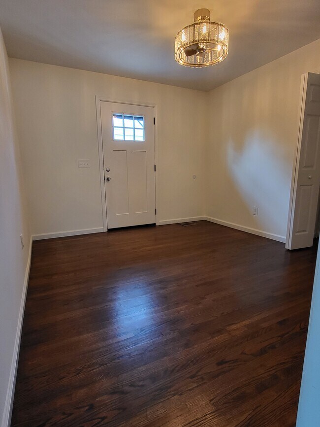 Sala de estar - 1512A Sweetbriar Ave