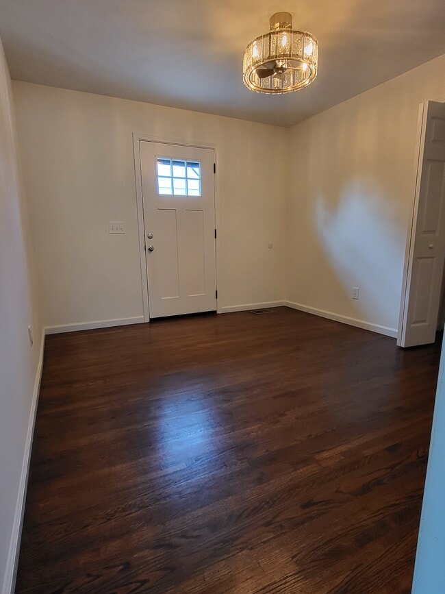 Living room - 1512A Sweetbriar Ave