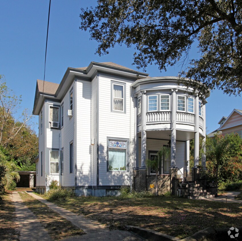 Building Photo - 218 W De Soto St