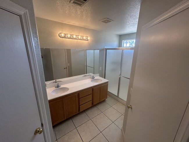 Building Photo - SW 2 story!