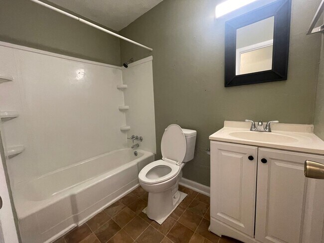 Building Photo - 1809 Camelot Dr