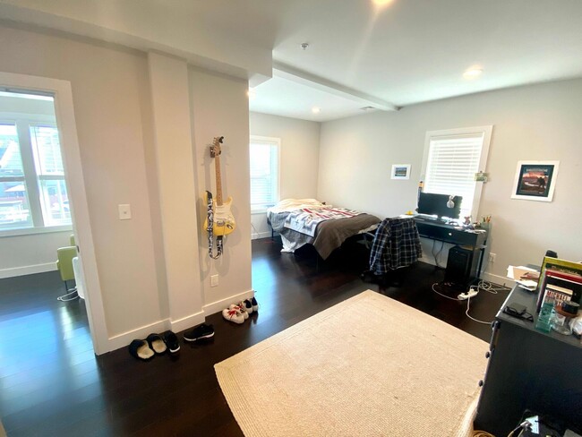 Building Photo - New Luxury House (Built 2021) at an Unbeat...