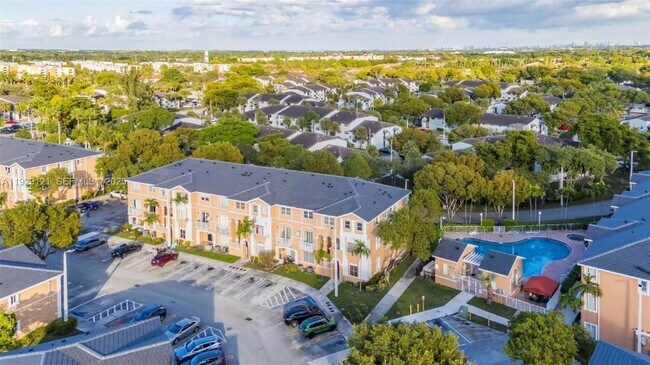 Foto del edificio - 18520 NW 67th Ave