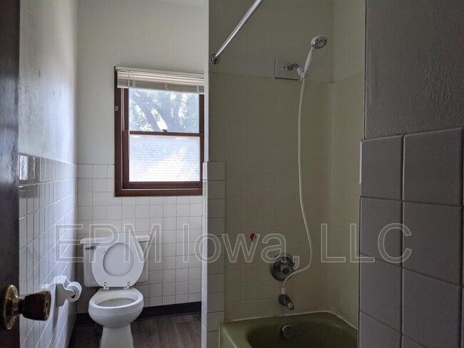 Building Photo - 302 1st St SE