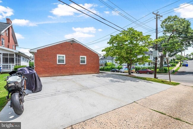 Building Photo - 703 Virginia Ave