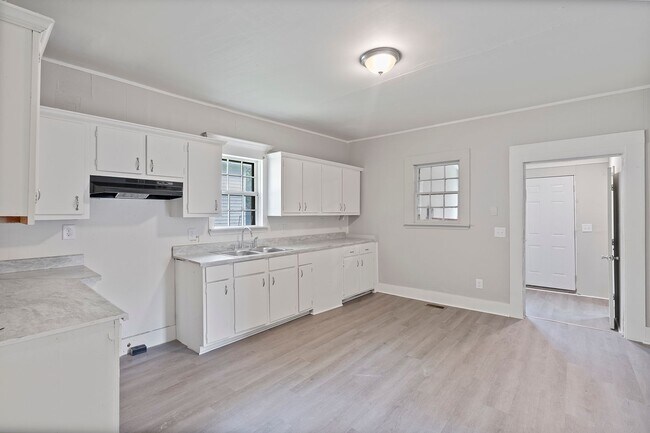 Foto del edificio - NEW INVENTORY! $0  SECURITY DEPOSIT REQUIR...