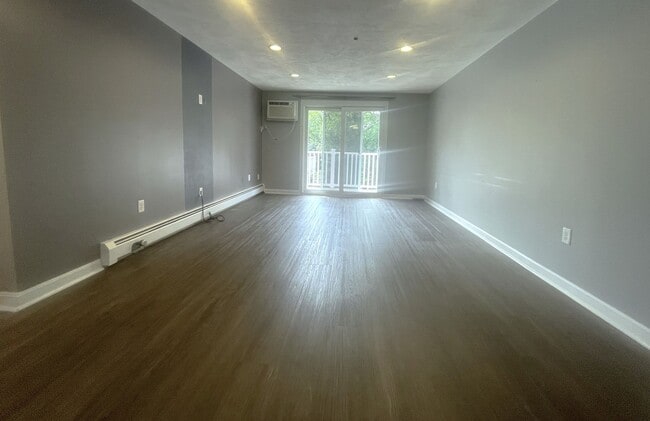 Building Photo - Bright 2-bedroom condo with balcony and ma...