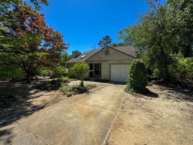 Building Photo - Beautifully Updated 3 Bed 2 Bath Home