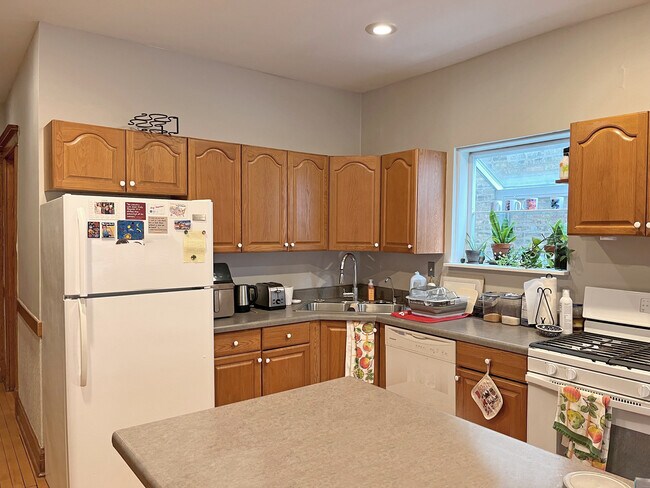 Building Photo - 3822 N Oakley Ave