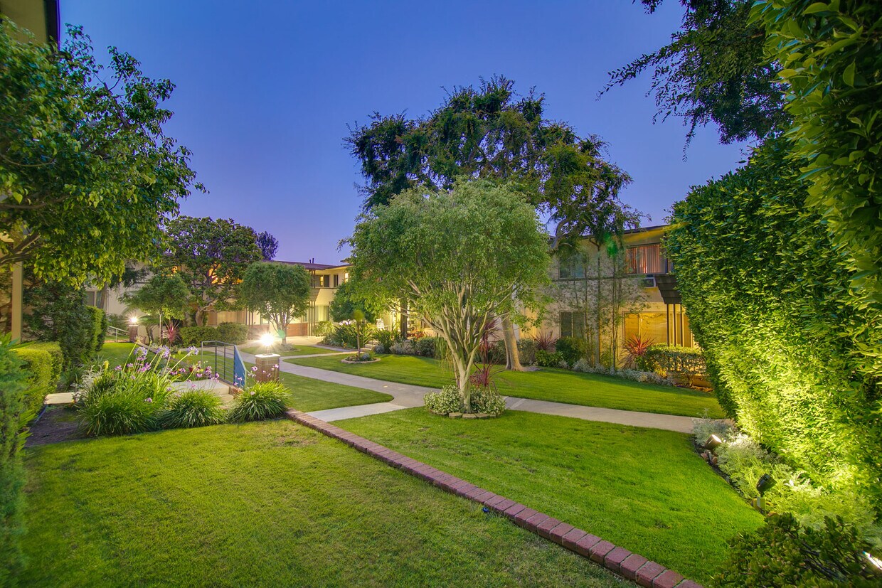 Primary Photo - 3133 Overland Ave