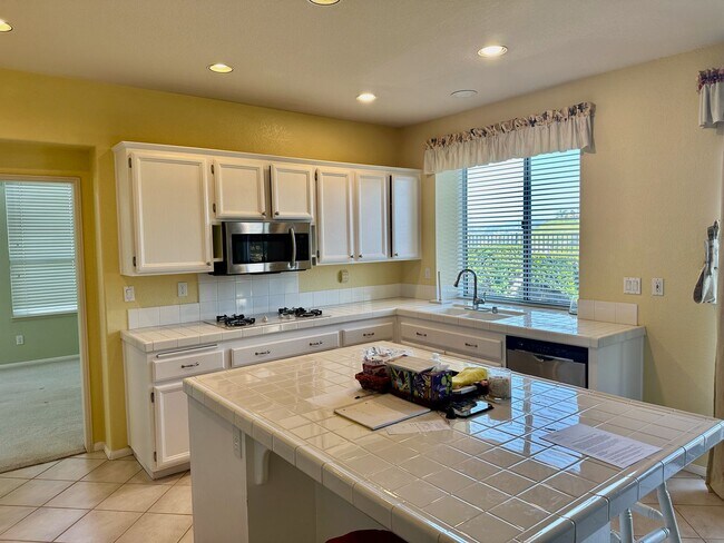 Building Photo - Welcome Home! 4 Bedroom with Canyon views