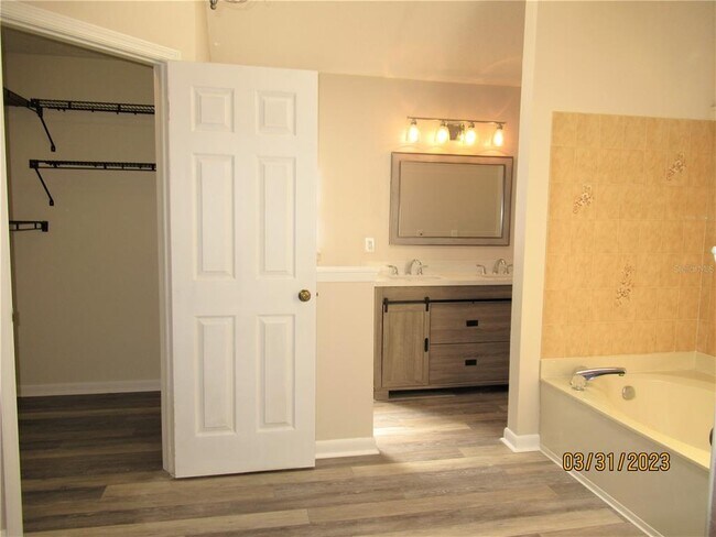 Foto del edificio - 4213 Spring Way Cir