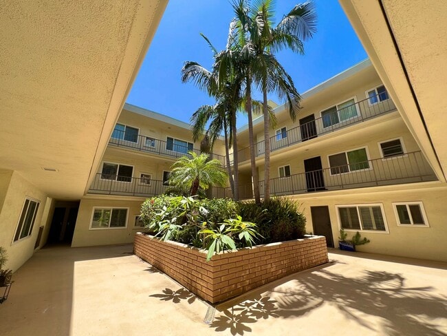 Building Photo - Modern 2 bedroom Gem Close to the Beach