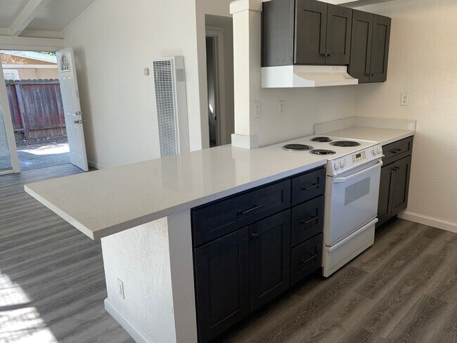 Foto del edificio - Remodeled 3 Bedroom Home Near Solano Mall ...